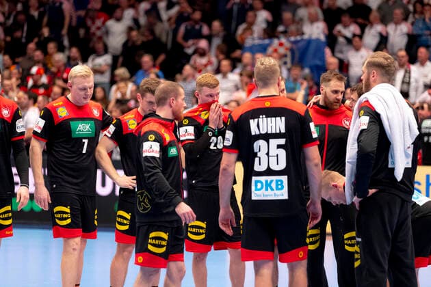 Die deutsche Mannschaft ist niedergeschlagen deprimiert enttaeuscht. Kroatien vs. Deutschland, Handball, Hauptrunde, EHF Euro 2020, 18.01.20 Wien Wien Oesterreich *** The German team is depressed depressed disappointed Croatia vs. Germany, Handball, main round, EHF Euro 2020, 18 01 20 Vienna Vienna Vienna Austria Copyright: xAgentur54Gradx xFelixxKoenigx