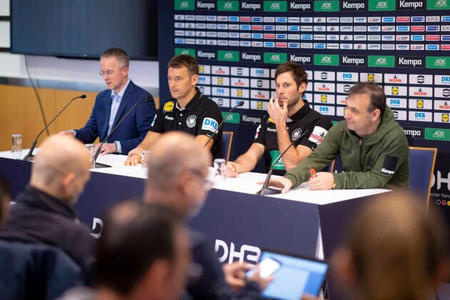 Press spokesman Tim Oliver Kalle, Christian Prokop Trainer, Germany , Uwe Gensheimer No. 3, Germany and Bob Hanning at the press conference Press conference of the DHB, Handball, main round, EHF Euro 2020, 19 01 20 Vienna Vienna Austria Copyright: xAgentur54Gradx xFelixxKoenigx