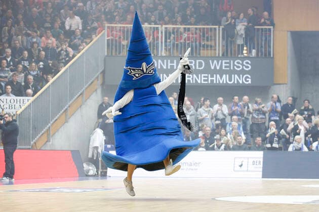 Bilder des Jahres 2020, Sport 01 Januar Sport Themen der Woche KW04 BBL easyCredit Basketball Bundesliga Saison 2019 2020 16. Spieltag am Sonntag, 19. Januar 2020 in der Arena Hohenlohe in Ilshofen: HAKRO Merlins Crailsheim - Hamburg Towers Maskottchen Hutini ( Crailsheim ) HAKRO Merlins Crailsheim - Hamburg Towers *** BBL easyCredit Basketball Bundesliga Season 2019 2020 16 Matchday on Sunday, 19 January 2020 at the Arena Hohenlohe in Ilshofen HAKRO Merlins Crailsheim Hamburg Towers Mascot Hutini Crailsheim HAKRO Merlins Crailsheim Hamburg Towers