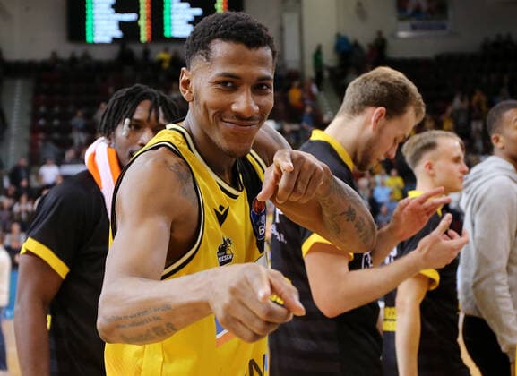 Bilder des Jahres 2020, Sport 01 Januar Sport Themen der Woche KW03 Sport Bilder des Tages BAU 19.01.2020 Ludwigsburg Basketball MHP Riesen Ludwigsburg vs. Bayern München, Thomas Wimbush II (MHP) freut sich über den Sieg *** BAU 19 01 2020 Ludwigsburg Basketball MHP Riesen Ludwigsburg vs. Bayern Munich, Thomas Wimbush II MHP is happy about the victory
