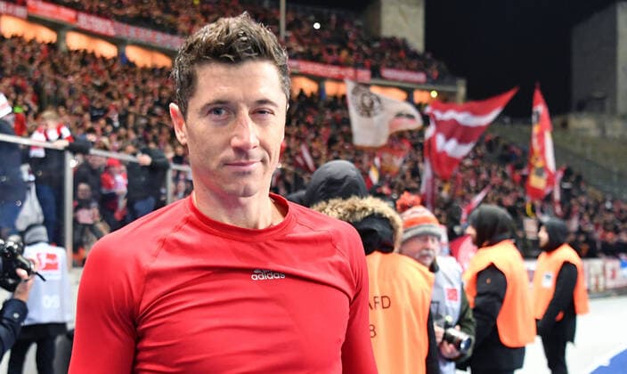 Robert Lewandowski (FC Bayern), jubelt nach dem Spiel in der Fankurve Hertha BSC Berlin - FC Bayern München 1. Bundesliga 2019 2020, 1. BL, 1. Bundesliga, DFL, Fußball, Fussball, soccer, Herren, Männer, Maenner, Deutschland, Germany Berlin, 19.1.2020, Olympiastadion DFL REGULATIONS PROHIBIT ANY USE OF PHOTOGRAPHS AS IMAGE SEQUENCES AND OR QUASI-VIDEO *** Robert Lewandowski FC Bayern , cheering after the game in the fan curve Hertha BSC Berlin FC Bayern München 1 Bundesliga 2019 2020, 1 BL, 1 Bundesliga, DFL, Football, Soccer, Men, Men, Men, Germany, Germany Berlin, 19 1 2020, Olympiastadion DFL REGULATIONS PROHIBIT ANY USE OF PHOTOGRAPHS AS IMAGE SEQUENCES AND OR QUASI VIDEO