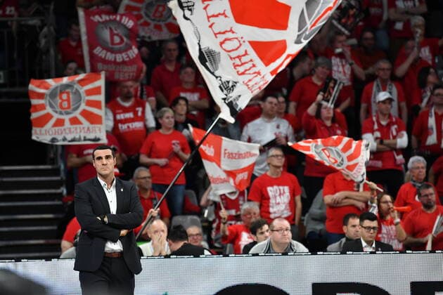 BAMBERG 19.01.2020 --- Basketball ---- easycredit 1. Basketball Bundesliga ---- 16. Spieltag: Brose Bamberg vs Rasta Vechta --- Headcoach Roel Moors (Brose Bamberg) beobachtet das Spiel vor der roten Wand der Bamberger Fans --- Foto: Hans-Martin Issler isslerimages ---- Brose Bamberg vs Rasta Vechta