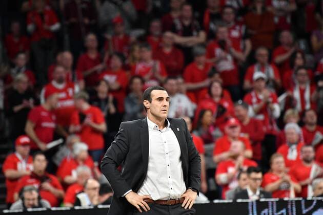 BAMBERG 19.01.2020 --- Basketball ---- easycredit 1. Basketball Bundesliga ---- 16. Spieltag: Brose Bamberg vs Rasta Vechta --- Headcoach Roel Moors (Brose Bamberg) beobachtet das Spiel vor der roten Wand der Bamberger Fans --- Foto: Hans-Martin Issler isslerimages ---- Brose Bamberg vs Rasta Vechta