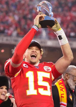 Bilder des Jahres 2020, Sport 01 Januar Sport Themen der Woche KW03 Sport Bilder des Tages KANSAS CITY, MO - JANUARY 19: Kansas City Chiefs quarterback Patrick Mahomes (15) yells as he lifts the Lamar Hunt Trophy after the AFC Championship game between the Tennessee Titans and Kansas City Chiefs on January 19, 2020 at Arrowhead Stadium in Kansas City, MO. (Photo by Scott Winters Icon Sportswire) NFL, American Football Herren, USA JAN 19 AFC Championship - Titans at Chiefs Icon2001190545