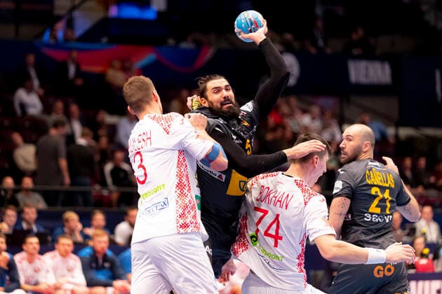 Jorge Maqueda Pena No. 5, Spain vs. Uladzislau Kulesh No. 3, Belarus and Viachaslau Bokhan No. 74, Belarus Belarus Belarus vs. Spain, Handball, main round, EHF Euro 2020, 20 01 20 Vienna Vienna Austria Copyright: xAgentur54Gradx xFelixxKoenigx