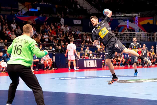 Alex Dujshebaev Dobichebaeva No 10, Spain in counterattack against Viachaslau Saldatsenka No 16, Belarus Belarus vs. Spain, Handball, main round, EHF Euro 2020, 20 01 20 Vienna Vienna Austria Copyright: xAgentur54Gradx xFelixxKoenigx