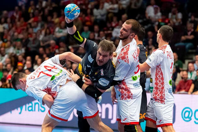 Handball, Mens European Championship 2020, Main Round, Group 1, Belarus Spain from left in the duel Viachaslau Bokhan Belarus , Julen Aguinagalde Aquizu Spain , Artsem Karalek Belarus Vienna Stadthalle Vienna Austria