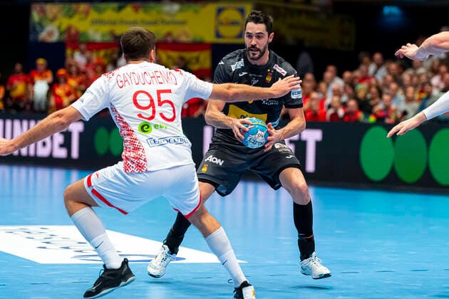 Handball, Men EM 2020, Main Round, Group 1, Belarus Spain from left Vadim Gayduchenko Belarus , Raul Entrerrios Rodriguez Spain Vienna Stadthalle Vienna Austria