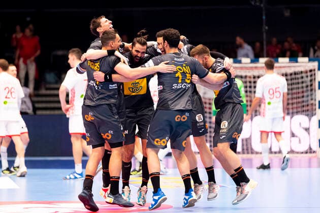 The Spanish players are happy about the victory Belarus vs. Spain, Handball, main round, EHF Euro 2020, 20 01 20 Vienna Vienna Austria Copyright: xAgentur54Gradx xFelixxKoenigx