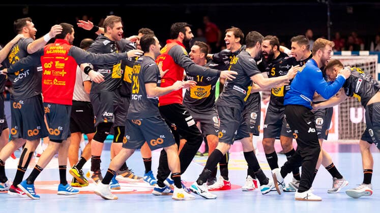 The Spanish players are happy about the victory Belarus vs. Spain, Handball, main round, EHF Euro 2020, 20 01 20 Vienna Vienna Austria Copyright: xAgentur54Gradx xFelixxKoenigx