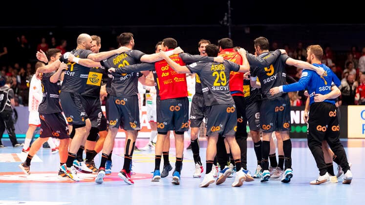 The Spanish players are happy about the victory Belarus vs. Spain, Handball, main round, EHF Euro 2020, 20 01 20 Vienna Vienna Austria Copyright: xAgentur54Gradx xFelixxKoenigx