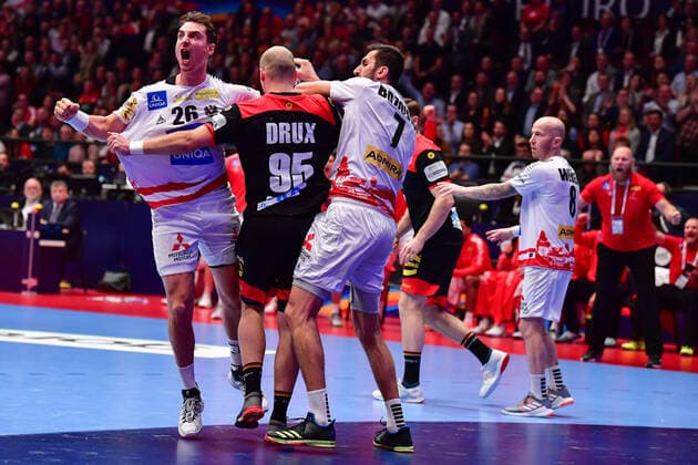European Handball Championship Main Round, 20 01 2020, Austria Germany, Stadthalle, Vienna Lukas Herburger Austria, 26 Paul Drux Germany, 95 Janko Bozovic Austria, 7 No Passes Defensive Action Triathlon, 20 01 2020, Vienna Austria, Handball, Tournament, European Championship 2020 xshx