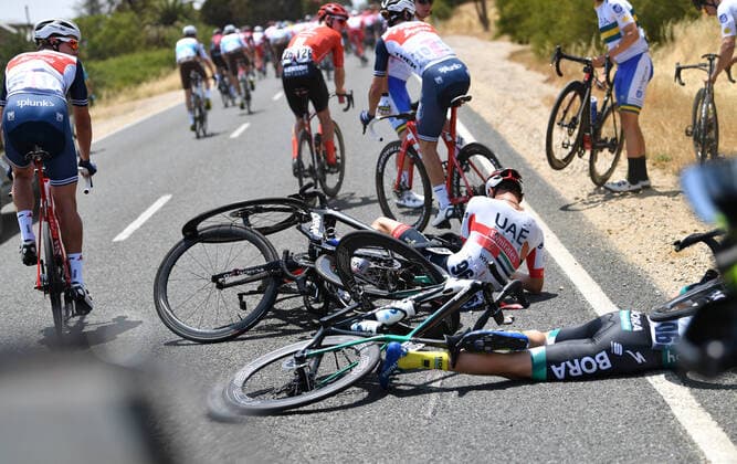 Bilder des Jahres 2020, Sport 01 Januar Sport Themen der Woche KW04 CYCLING TOUR DOWN UNDER, Cyclist including Scott Cameron and Ide Schelling are injured after a crash during stage one of the Tour Down Under from Tanunda to Tanunda in South Australia, Tuesday, January 21, 2020. ( NO ARCHIVING, EDITORIAL USE ONLY, NO USE IN BOOKS WITHOUT CONSENT ADELAIDE SA AUSTRALIA  Copyright: xDAVIDxMARIUZx 20200121001443523838