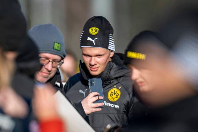 Football 1 Bundesliga, Season 2019 2020, Training of Borussia Dortmund on 21 01 2020 in Dortmund North Rhine-Westphalia Dortmunds Erling bride Haaland makes a selfie with a fan Copyright: xKirchner-Media Inderliedx