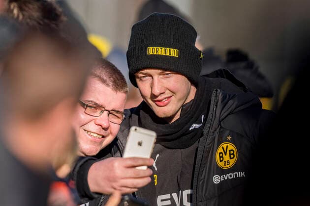 Football 1 Bundesliga, Season 2019 2020, Training of Borussia Dortmund on 21 01 2020 in Dortmund Nordrhein Westfalen Julian Brandt r makes a selfie with a fan Copyright: xKirchner Inderliedx