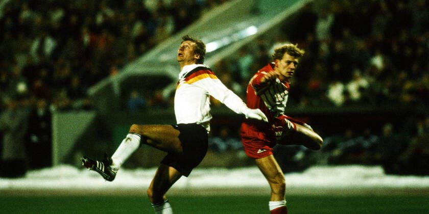 DFB Deutschland Schweiz Germany, Stuttgart, 19 12 1990, Football, FIFA international match, DFB Deutschland Schweiz 4 0 v l Guido Buchwald Germany , Dominique Herr Schweiz