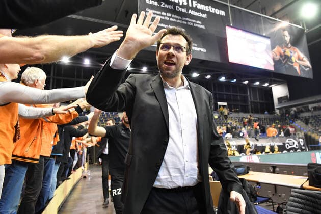 Cedric Enard Coach BR Volleys , clapping the fans after the game BR Volleys Berlin Alpenvolleys Haching German Volleyball League, Season 2019 2020, Men, Men, Men, men, Volleyball, Germany, playoffs Germany, Max Schmeling Halle Berlin, 23 1 2020