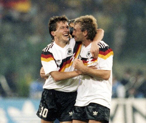 Deutschland - Argentinien Italien, Rom, 08.07.1990, Fussball, FIFA WM 1990 in Italien, Finale, DFB Deutschland - Argentinien (1:0): v.l. Lothar Matthäus, Rudi Völler (beide Deutschland). *** Germany Argentina Italy, Rome, 08 07 1990, Football, FIFA World Cup 1990 in Italy, Final, DFB Germany Argentina 1 0 v l Lothar Matthäus, Rudi Völler both Germany