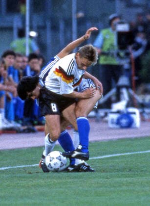 Deutschland - Argentinien Italien, Rom, 08.07.1990, Fussball, FIFA WM 1990 in Italien, Finale, DFB Deutschland - Argentinien (1:0): v.l. Thomas Häßler (Deutschland), Jose Basualdo (Argentinien). *** Germany Argentina Italy, Rome, 08 07 1990, Football, FIFA World Cup 1990 in Italy, Final, DFB Germany Argentina 1 0 v l Thomas Häßler Germany , Jose Basualdo Argentina