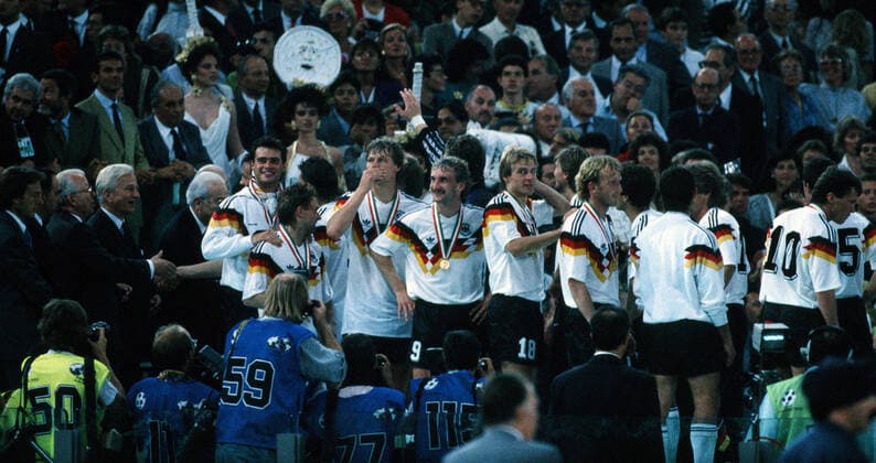Deutschland - Argentinien Italien, Rom, 08.07.1990, Fussball, FIFA WM 1990 in Italien, Finale, DFB Deutschland - Argentinien (1:0): Deutsche Spieler bei der Siegerehrung. *** Germany Argentina Italy, Rome, 08 07 1990, Football, FIFA World Cup 1990 in Italy, Final, DFB Germany Argentina 1 0 German players at the award ceremony