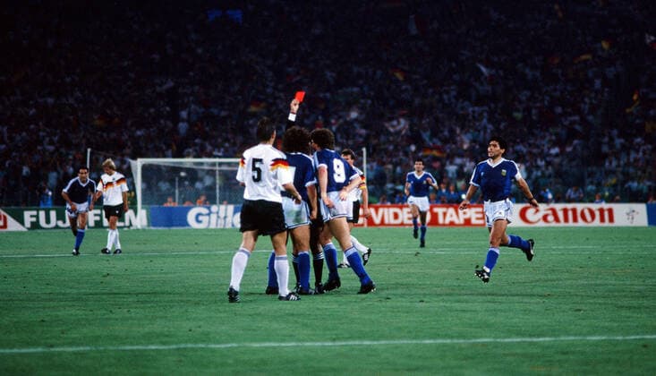 Deutschland - Argentinien Italien, Rom, 08.07.1990, Fussball, FIFA WM 1990 in Italien, Finale, DFB Deutschland - Argentinien (1:0): Edgardo Codesal Mendez (Schiedsrichter) zeigt Gustavo Dezotti (Argentinien) die rote Karte re. Diego Maradona (Argentinien). *** Germany Argentina Italy, Rome, 08 07 1990, Football, FIFA World Cup 1990 in Italy, Final, DFB Germany Argentina 1 0 Edgardo Codesal Mendez referee shows Gustavo Dezotti Argentina the red card re Diego Maradona Argentina