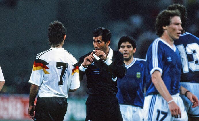 Deutschland - Argentinien Italien, Rom, 08.07.1990, Fussball, FIFA WM 1990 in Italien, Finale, DFB Deutschland - Argentinien (1:0): v.l. Pierre Littbarski (Deutschland), Edgardo Codesal (Schiedsrichter). *** Germany Argentina Italy, Rome, 08 07 1990, Football, FIFA World Cup 1990 in Italy, Final, DFB Germany Argentina 1 0 v l Pierre Littbarski Germany , Edgardo Codesal Referee
