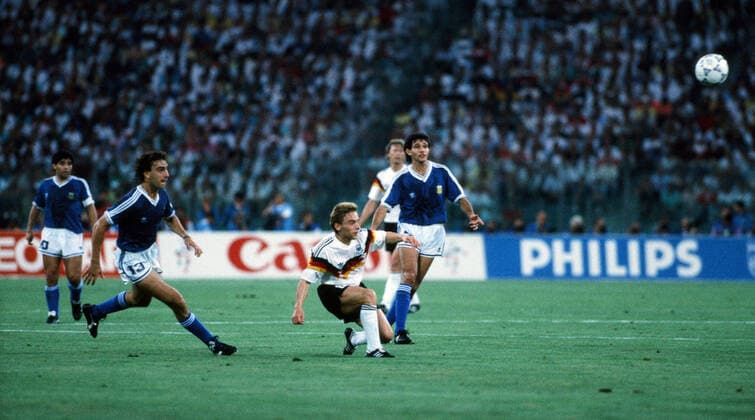 Deutschland - Argentinien Italien, Rom, 08.07.1990, Fussball, FIFA WM 1990 in Italien, Finale, DFB Deutschland - Argentinien (1:0): v.l. Nestor Lorenzo (Argentinien), Thomas Häßler (Deutschland). *** Germany Argentina Italy, Rome, 08 07 1990, Football, FIFA World Cup 1990 in Italy, Final, DFB Germany Argentina 1 0 v l Nestor Lorenzo Argentina , Thomas Häßler Germany