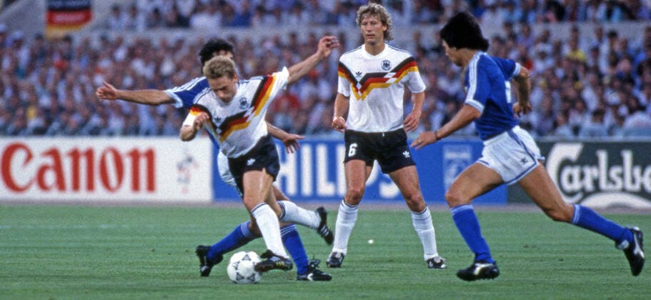 Deutschland - Argentinien Italien, Rom, 08.07.1990, Fussball, FIFA WM 1990 in Italien, Finale, DFB Deutschland - Argentinien (1:0): v.l. Thomas Häßler, Guido Buchwald (beide Deutschland). *** Germany Argentina Italy, Rome, 08 07 1990, Football, FIFA World Cup 1990 in Italy, Final, DFB Germany Argentina 1 0 v l Thomas Häßler, Guido Buchwald both Germany