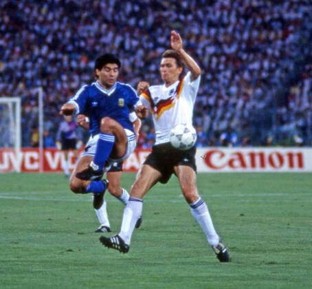 Deutschland - Argentinien Italien, Rom, 08.07.1990, Fussball, FIFA WM 1990 in Italien, Finale, DFB Deutschland - Argentinien (1:0): v.l. Diego Maradona (Deutschland), Klaus Augenthaler (Argentinien). *** Germany Argentina Italy, Rome, 08 07 1990, Football, FIFA World Cup 1990 in Italy, Final, DFB Germany Argentina 1 0 v l Diego Maradona Germany , Klaus Augenthaler Argentina