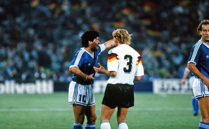 Deutschland - Argentinien Italien, Rom, 08.07.1990, Fussball, FIFA WM 1990 in Italien, Finale, DFB Deutschland - Argentinien (1:0): v.l. Diego Maradona (Argentinien), Andreas Brehme (Deutschland). *** Germany Argentina Italy, Rome, 08 07 1990, Football, FIFA World Cup 1990 in Italy, Final, DFB Germany Argentina 1 0 v l Diego Maradona Argentina , Andreas Brehme Germany