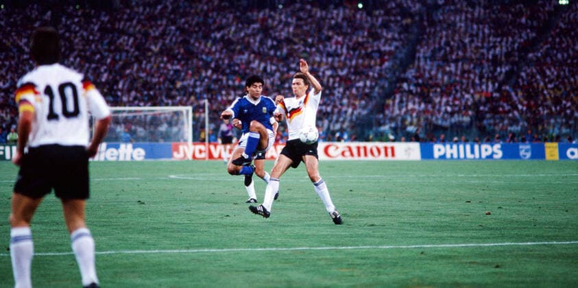 Deutschland - Argentinien Italien, Rom, 08.07.1990, Fussball, FIFA WM 1990 in Italien, Finale, DFB Deutschland - Argentinien (1:0): v.l. Diego Maradona (Argentinien), Klaus Augenthaler (Deutschland). *** Germany Argentina Italy, Rome, 08 07 1990, Football, FIFA World Cup 1990 in Italy, Final, DFB Germany Argentina 1 0 v l Diego Maradona Argentina , Klaus Augenthaler Germany