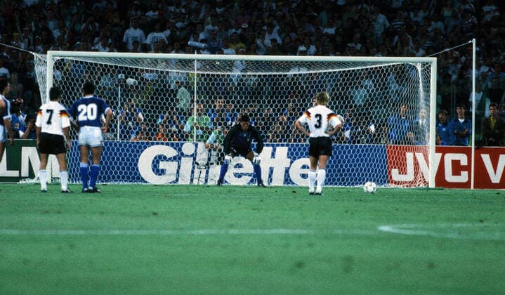 Deutschland - Argentinien Italien, Rom, 08.07.1990, Fussball, FIFA WM 1990 in Italien, Finale, DFB Deutschland - Argentinien (1:0): Andreas Brehme (Deutschland) trifft Elfmeter zum 1:0 gegen Sergio Goycochea (Argentinien). *** Germany Argentina Italy, Rome, 08 07 1990, Football, FIFA World Cup 1990 in Italy, Final, DFB Germany Argentina 1 0 Andreas Brehme Germany scores the penalty for the 1 0 against Sergio Goycochea Argentina
