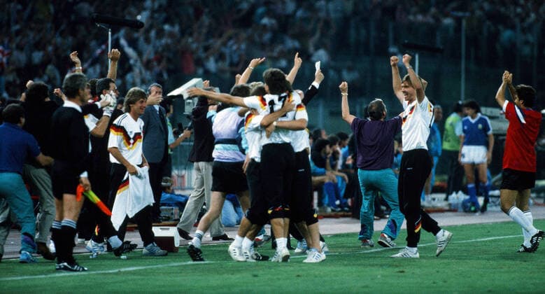 Deutschland - Argentinien Italien, Rom, 08.07.1990, Fussball, FIFA WM 1990 in Italien, Finale, DFB Deutschland - Argentinien (1:0): Deutsche Spieler jubeln nach dem Sieg. *** Germany Argentina Italy, Rome, 08 07 1990, Football, FIFA World Cup 1990 in Italy, Final, DFB Germany Argentina 1 0 German players cheering after the victory