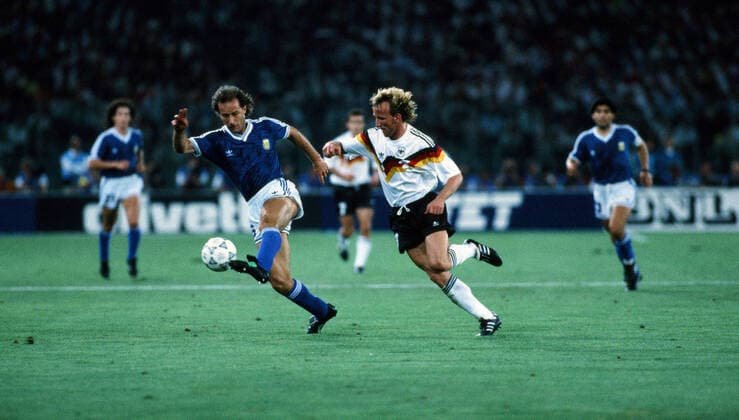 Deutschland - Argentinien Italien, Rom, 08.07.1990, Fussball, FIFA WM 1990 in Italien, Finale, DFB Deutschland - Argentinien (1:0): v.l. Gabriel Calderon (Argentinien), Andreas Brehme (Deutschland). *** Germany Argentina Italy, Rome, 08 07 1990, Football, FIFA World Cup 1990 in Italy, Final, DFB Germany Argentina 1 0 v l Gabriel Calderon Argentina , Andreas Brehme Germany