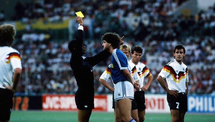 Deutschland - Argentinien Italien, Rom, 08.07.1990, Fussball, FIFA WM 1990 in Italien, Finale, DFB Deutschland - Argentinien (1:0): v.l. Edgardo Codesal (Schiedsrichter), Gustavo Dezotti (Argentinien). *** Germany Argentina Italy, Rome, 08 07 1990, Football, FIFA World Cup 1990 in Italy, Final, DFB Germany Argentina 1 0 v l Edgardo Codesal Referee , Gustavo Dezotti Argentina