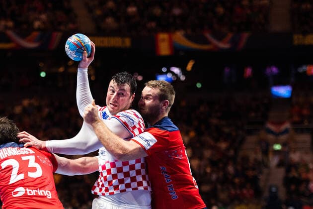 200124 Domagoj Duvnjak of Croatia against Petter overby of Norway during the EHF European Handball Championship Semi final between Norway and Croatia on January 24, 2020 in Stockholm Photo Johanna Lundberg BILDBYRAN code JL 136105 bbeng ehf euro 2020 em 2020 european mens handball championship 2020 handball handball handballs em 2020 handball handball em 2020 norway norway croatia croatia semi-final,  Copyright: JOHANNAxLUNDBERG BB200124ZS057