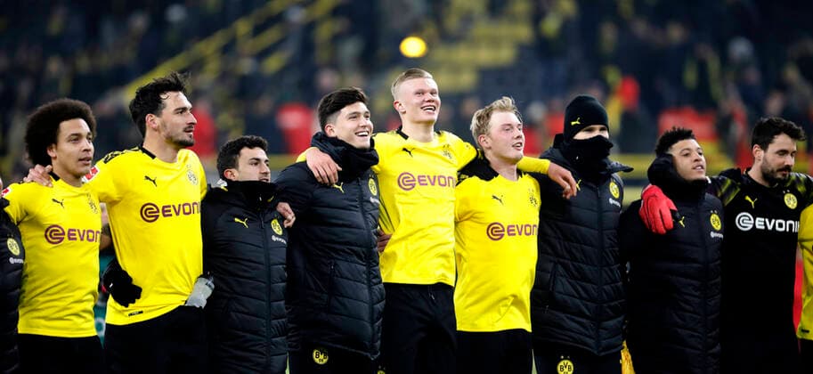 Dortmund, Signal Iduna Park, 24.01.20: Erling Haaland (dortmund) (M), Mats Hummels und Julian Brandt Schlussjubel mit den Fans nach dem Spiel der 1. Bundesliga zwischen Borussia Dortmund vs. 1.FC Köln in der Saison 2019 2020. DFL regulations prohibit any use of photographs as image sequences and or quasi-video. *** Dortmund, Signal Iduna Park, 24 01 20 Erling Haaland dortmund M , Mats Hummels and Julian Brandt Closing celebration with the fans after the match of the 1 Bundesliga between Borussia Dortmund vs. 1 FC Köln in the 2019 2020 season DFL regulations prohibit any use of photographs as image sequences and or quasi video