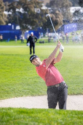 LA JOLLA, CA - JANUARY 24:Jon Rahm hits an iron from a fairway bunker during round 2 of the Farmers Insurance Open on January 24, 2020, at Torrey Pines Golf Cours in La Jolla, California. (Photo by Alan Smith Icon Sportswire) GOLF: JAN 24 PGA, Golf Herren - Farmers Insurance Open Icon2001240579