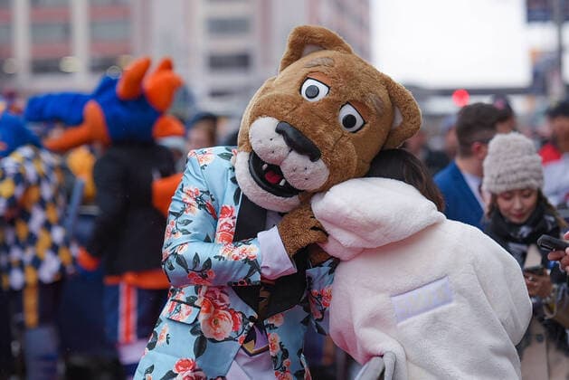 Jan 24, 2020: Mascot Stanley C. Panther of the Florida Panthers feels the cold of St. Louis and uses a fans jacket to try and warm up during the National Hockey League Red Carpet for the All Star Weekend held at the Enterprise Center in St. Louis City, MO CSM NHL, Eishockey Herren, USA 2020: NHL All Star Red Carpet Arrival Jan 24 - ZUMAc04_ 20200124_zaf_c04_538 Copyright: xRichardxUlreichx
