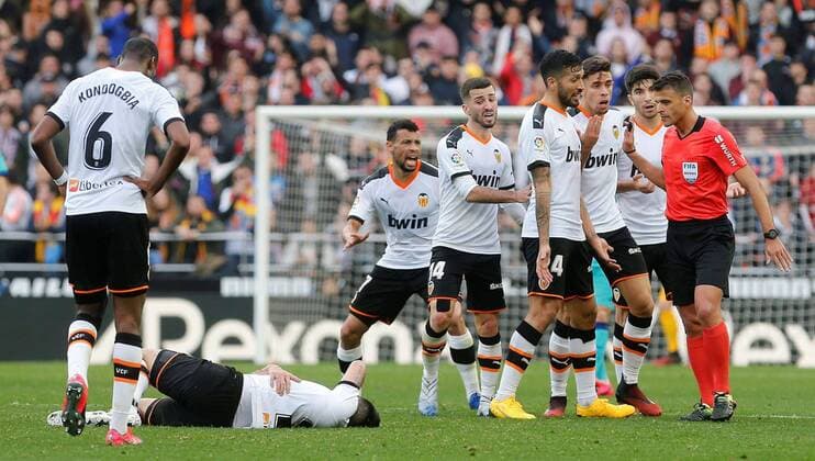 Valencia CF s players react during a Spanish LaLiga soccer match between Valencia CF and FC Barcelona, Barca at Mestalla stadium in Valencia, eastern Spain, 25 January 2020. Valencia CF vs FC Barcelona !ACHTUNG: NUR REDAKTIONELLE NUTZUNG!  Copyright: xMiguelxÁngelxPolox GRAF8152 20200125-637155700515880606