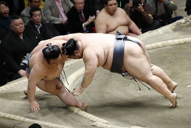 Bilder des Jahres 2020, Sport 01 Januar Sport Themen der Woche KW04 Sumo: Tokushoryu claims maiden title at New Year meet Rank-and-filer Tokushoryu (R) beats ozeki Takakeisho at the New Year Grand Sumo Tournament in Tokyo on Jan. 26, 2020, to win his first top-division championship. 