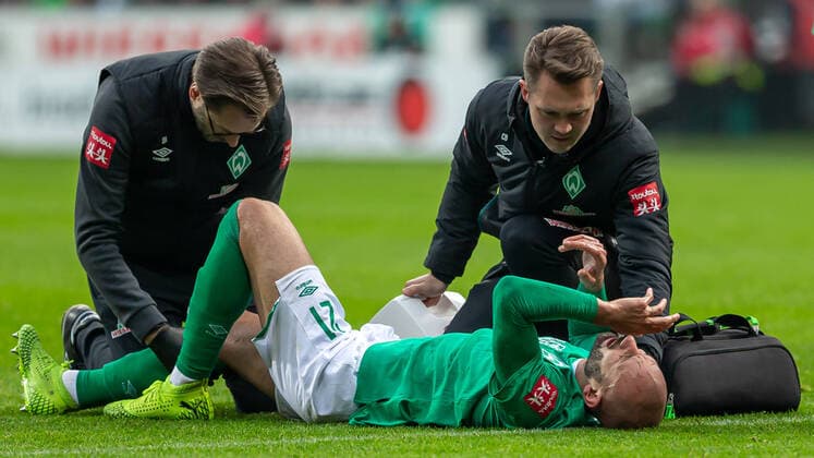 Bilder des Jahres 2020, Sport 01 Januar Sport Themen der Woche KW04 v.li.: Dr. Daniel Hellermann (Mannschaftsarzt, SV Werder Bremen) und Claas Bente (Physiotherapeut, SV Werder Bremen) behandeln Ömer Toprak (SV Werder Bremen, 21) liegt verletzt am Boden, Verletzung, Schmerzen, schmerzverzerrtes Gesicht, DIE DFL-RICHTLINIEN UNTERSAGEN JEGLICHE NUTZUNG VON FOTOS ALS SEQUENZBILDER UND ODER VIDEOA?HNLICHE FOTOSTRECKEN. DFL REGULATIONS PROHIBIT ANY USE OF PHOTOGRAPHS AS IMAGE SEQUENCES AND OR QUASI-VIDEO., 26.01.2020, Bremen (Deutschland), Fussball, Bundesliga, SV Werder Bremen - TSG 1899 Hoffenheim *** v left Dr Daniel Hellermann team doctor, SV Werder Bremen and Claas Bente physiotherapist, SV Werder Bremen treat Ömer Toprak SV Werder Bremen, 21 lies injured on the ground, injury, pain, pain distorted face, THE DFL DIRECTIVES DO NOT PROHIBIT ANY USE OF PHOTOGRAPHS AS IMAGE SEQUENCES AND OR QUASI VIDEO , 26 01 2020, Bremen Germany , Soccer, Bundesliga, SV Werder Bremen TSG 1899 Hoffenheim xobx