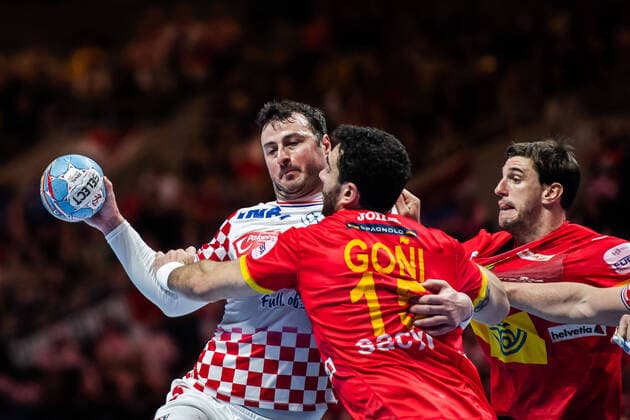 200126 Domagoj Duvnjak of Croatia ans Iousu Goni Leoz of Spain during the EHF European Handball Championship final between Spain and Croatia on January 26, 2020 in Stockholm,  Copyright: JOHANNAxLUNDBERG BB200126JL014