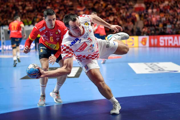 Croatia s Marino Maric with the ball and Spain s Angel Fernandez Perez behind L during the Men s European Handball Championship final match between Spain and Croatia in Stockholm, Sweden, on Jan 26, 2020 Stockholm Sverige HANDBALL x10040x,  Copyright: xAndersxWiklund TTx EHF HANDBALL FINAL ESP-CRO