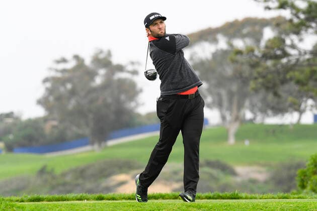 LA JOLLA, CA - JANUARY 26: Jon Rahm tees off on the 5th hole on the South Course during the final round of the Farmers Insurance Open golf tournament at Torrey Pines Municipal Golf Course on January 26, 2020. (Photo by Brian Rothmuller Icon Sportswire) GOLF: JAN 26 PGA, Golf Herren - Farmers Insurance Open Icon200126024