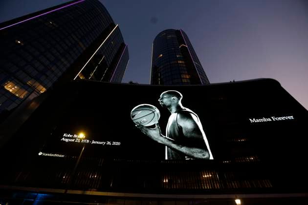 (200127) -- LOS ANGELES, Jan. 27, 2020 -- Kobe Bryant s portrait is displayed outside the Staples Center to pay respects to Kobe Bryant, in Los Angeles, California, the United States, on Jan. 26, 2020. Retired NBA, Basketball Herren, USA star Kobe Bryant was one of nine people killed in a helicopter crash amid foggy conditions in the hills above Calabasas, southern California, on Jan. 26. ) (SP)US-CALIFORNIA-LOS ANGELES-KOBE BRYANT-CONDOLENCES LixYing