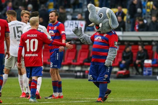 left, Patrick Pflücke KFC Uerdingen 05 high-fiving with Grotifant Mascot KFC Uerdingen, Football 3 League Season 2019 2020 KFC Uerdingen 05 vs FC Bayern München II, Düsseldorf, Merkur Spiel Arena, 26 01 2020, DFB regulations prohibit any use of photographs as image sequences and or quasi video Düsseldorf Merkur Spiel Arena Nordrhein Westfalen Germany
