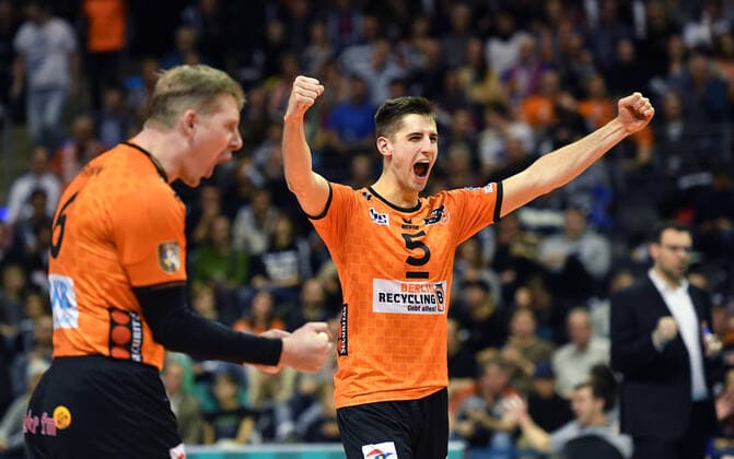 Moritz Reichert BR Volleys , Sergey Grankin BR Volleys , cheering for a point, back Cedric Enard Coach BR Volleys , BR Volleys Berlin Fakel Novy Urengoy Volleyball CEV Champions League 2019 2020, CEV, Men, Men, Men, Men, Volleyball, Germany, Germany, Max Schmeling Halle Berlin, 28 1 2020