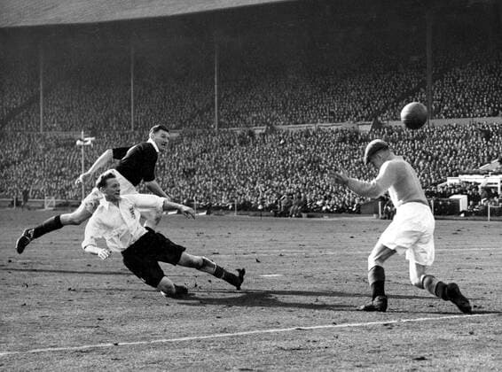 Bildnummer: 60205796 Datum: 01.01.1900 Copyright: imago United Archives International 14th April 1951: England versus Scotland at Wembley Stadium. Photo shows: Engalnd s 2nd goal scored by Tom Finney (Preston North End). Finney lobs the ball over Jimmy Cowan (Morton), Scotland s goalkeeper. Behind Finney is George Young (Glasgow Rangers) Scotland s right-back and captain.  kbdig 1900 quer tocs 60205796 Date 01 01 1900 Copyright Imago United Archives International 14th April 1951 England versus Scotland AT Wembley Stage Photo Shows Engalnd S 2nd GOAL scored by Tom Preston North End LOBs The Ball Over Jimmy Cowan Morton Scotland S Goalkeeper behind IS George Young Glasgow Rangers Scotland S Right Back and Captain  Kbdig 1900 horizontal