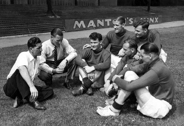 Fußball, Trainerhistorie Crystal Palace von 1905 bis heute Bildnummer: 60206207 Datum: 01.01.1900 Copyright: imago United Archives International 25th July 1949: Crystal Palace FC. Photo shows: New player-manager, Ronnie Rooke (former Arsenal forward)); Fred Dawes; Charles Chase; Jock Watson (at back), Jeff Chilvers; Ted Harding (at back), Fred Kerr and Dick Graham.  kbdig 1900 quer 60206207 Date 01 01 1900 Copyright Imago United Archives International 25th July 1949 Crystal Palace FC Photo Shows New Player Manager Ronnie Former Arsenal FORWARD Fred Dawes Charles Chase Jock Watson AT Back Jeff Chilvers Ted Harding AT Back Fred Kerr and Thick Graham  Kbdig 1900 horizontal